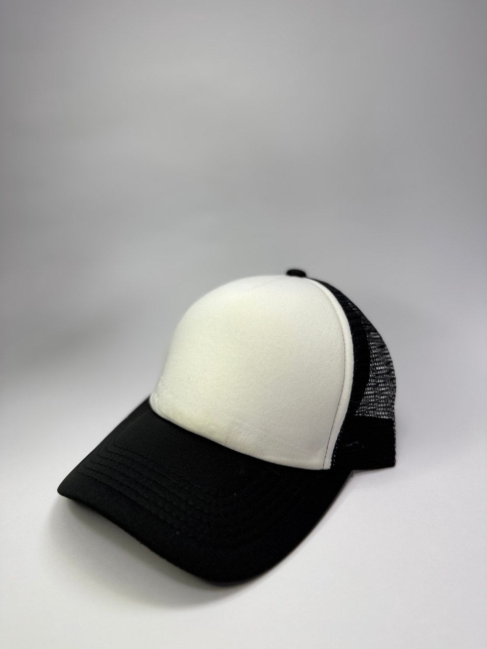 Gorra de Malla Negra con Blanco Camionero