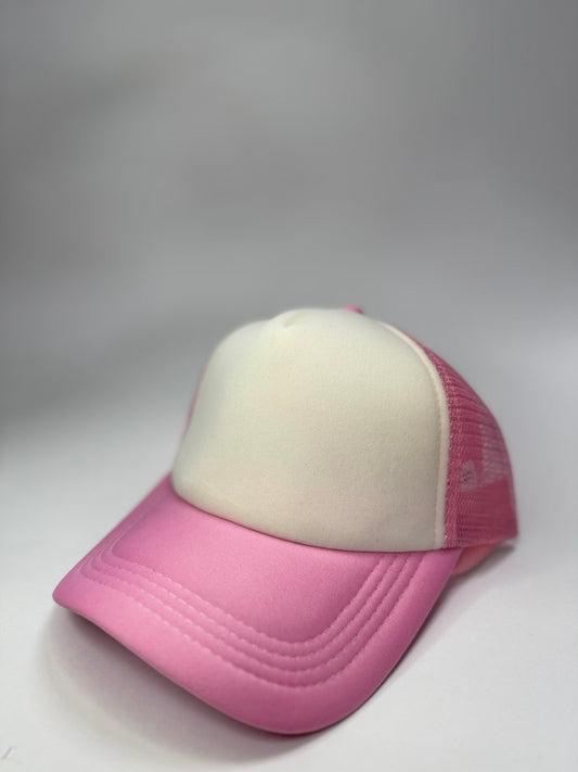 Gorra blanca y rosado camionera