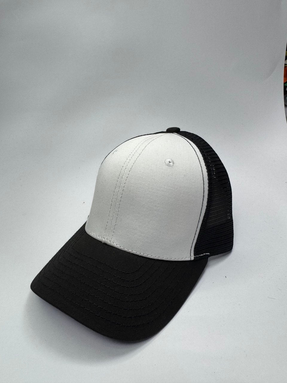 Gorra Trucker Básica Unicolor Blanca y Negro