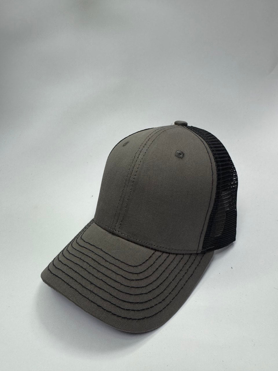 Gorra Trucker Básica Unicolor Gris y Negro