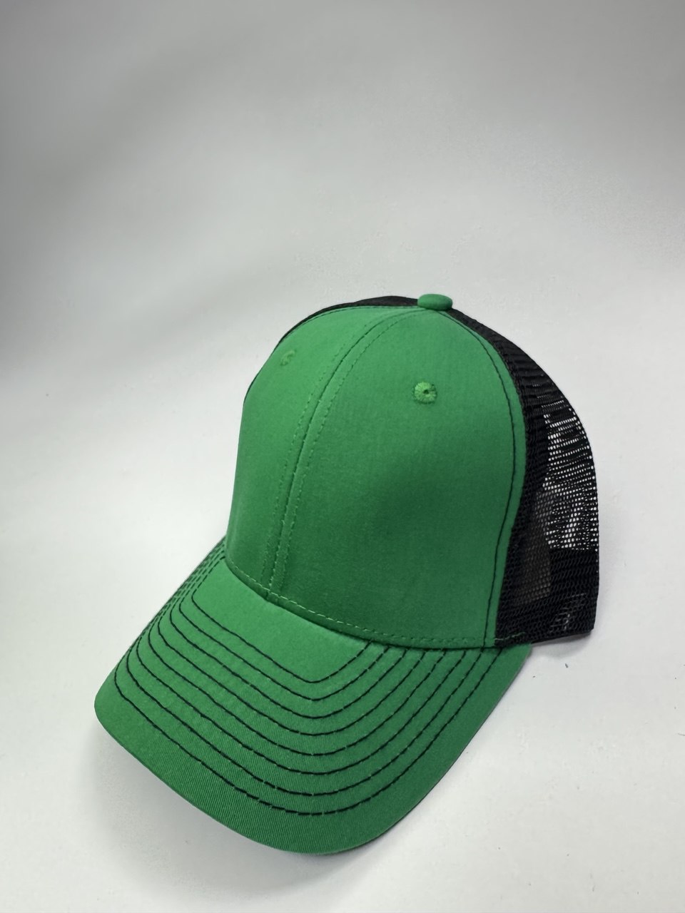 Gorra Trucker Básica Unicolor Verde y Negro