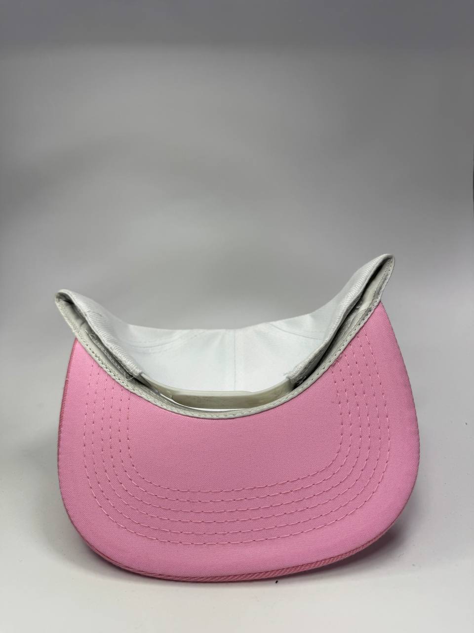 Gorra Plana Snapback Blanco y Rosa