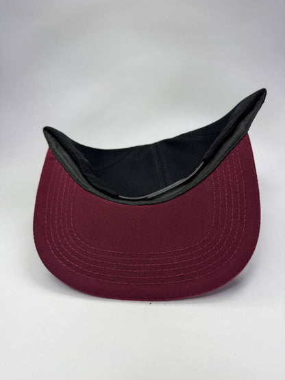 Gorra Drill Plana Snapback Negro y Vinotinto