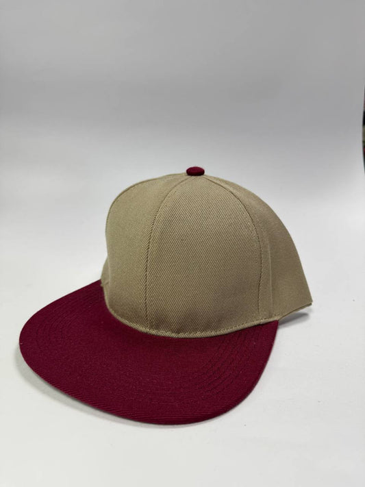 Gorra Plana Snapback Beige y Vinotinto