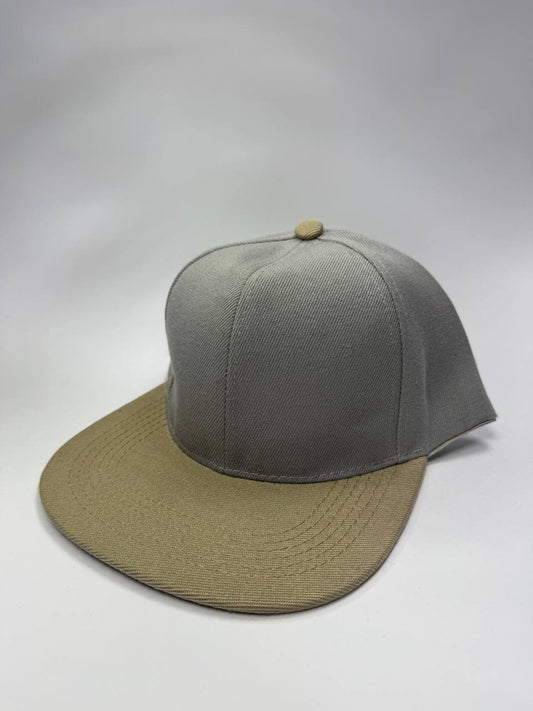 Gorra Plana Snapback Gris y Beige