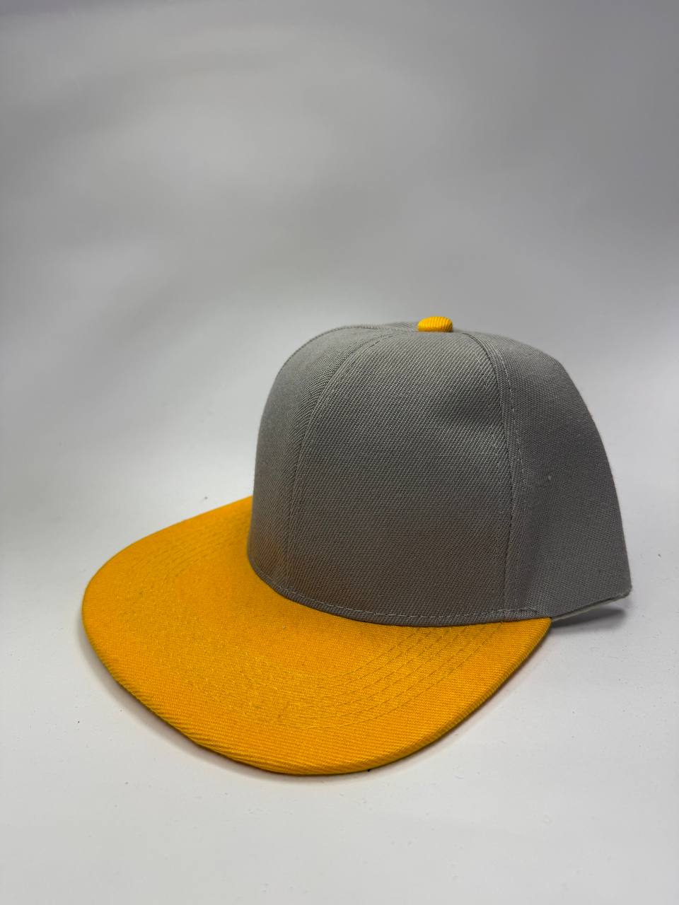 Gorra Drill Plana Snapback Gris y Mostaza